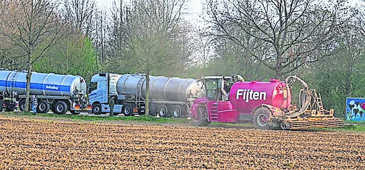  Diese Fotos von niederländischen Gülle-Tanklastzügen machten Anwohner am frühen Gründonnerstag in Schelsen. 