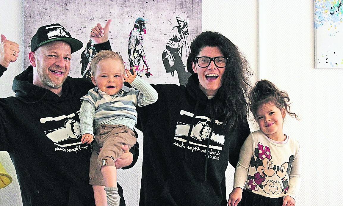  Papa Chris, Ben, Mama Mag und Töchterchen Pia konnten es kaum fassen, als sie erfuhren, dass die Krankenkasse die Kosten für Bens Zolgensma-Behandlung übernehmen wird. 