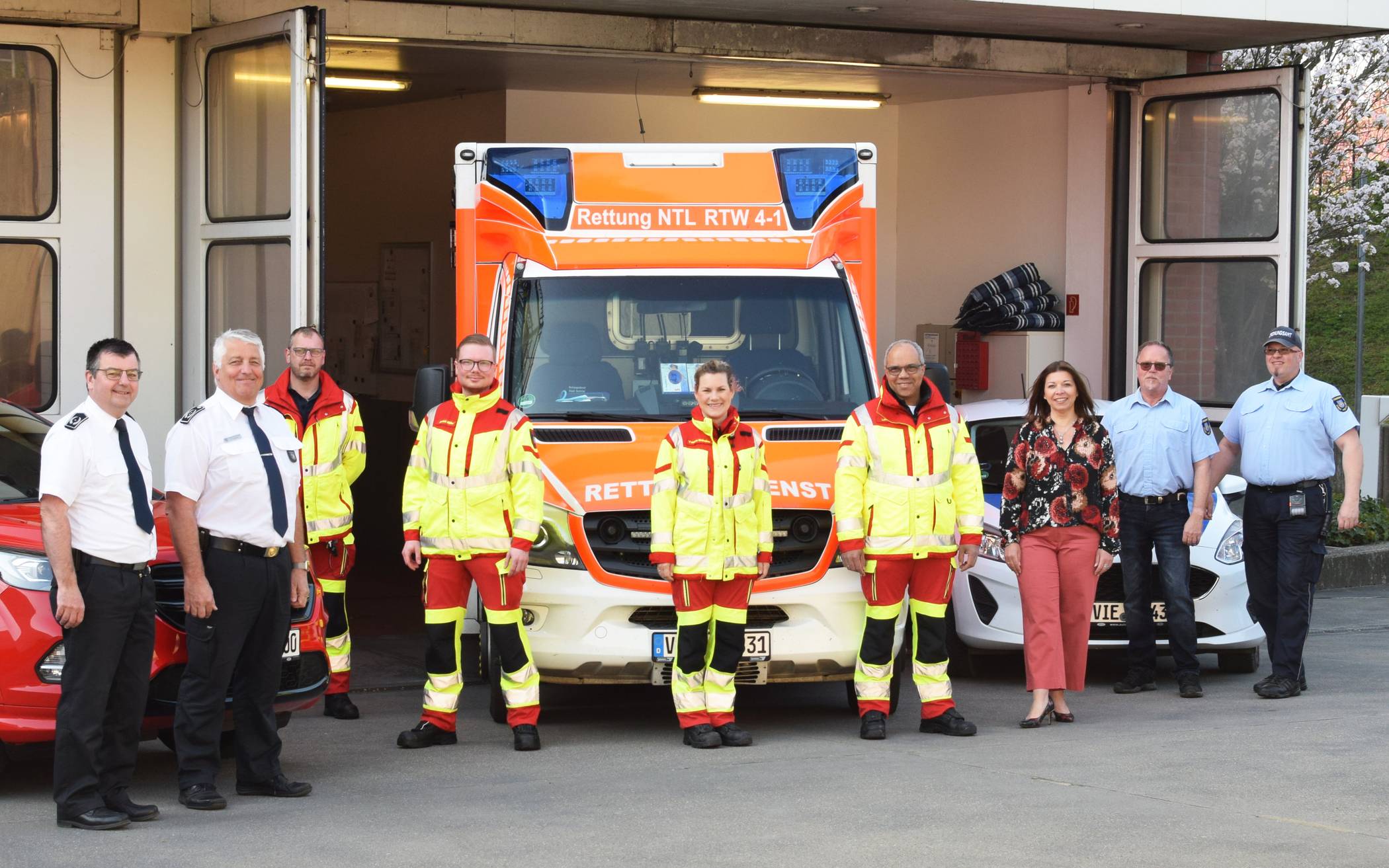 Vertreter der Einsatzkräfte von Freiwilliger Feuerwehr, Rettungsdienst und Außendienst des Ordnungsamtes an der Rettungswache in Lobberich am Städtischen Krankenhaus Nettetal (von links): Willi Lehnen, Leo Thoenissen, Marcel Bohnen, Dominik Müller, Yvonne Gründner, Late Placca, Fachbereichsleiterin Juliana Schöngens, Klaus Wolter, Markus Langer.