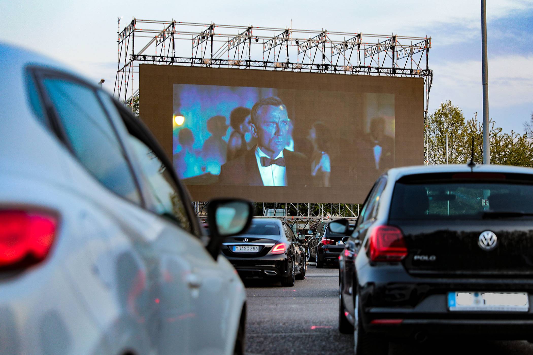  Nach dem Sparkassen Cinedrive im Nordpark eröffnet am Mittwoch das starpac Autokino an der Trabrennbahn. 