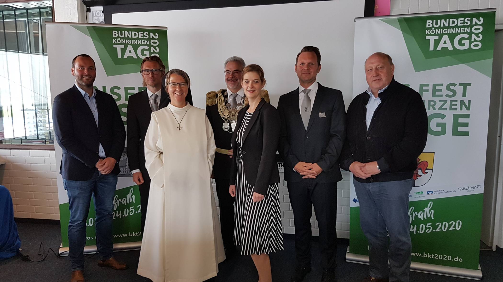  Im Mai 2019 wurde das Festwochenende der Öffentlichkeit angekündigt (Archivfoto). Damals war die Vorfreude beim Organisationsteam groß, jetzt musste alles abgesagt werden: Jan Lankes (Eissport- und Eventpark), René Reuter (2. Brudermeister Antonius-Schützen), Schwester Jordana (Schirmherrin), Guido Ellerwald (Brudermeister und Schützenkönig), Anke Petrat (Freilichtmuseum), Alexander Kättner (Antonius-Schützen) und Bürgermeister Manfred Lommetz (v.l.). 