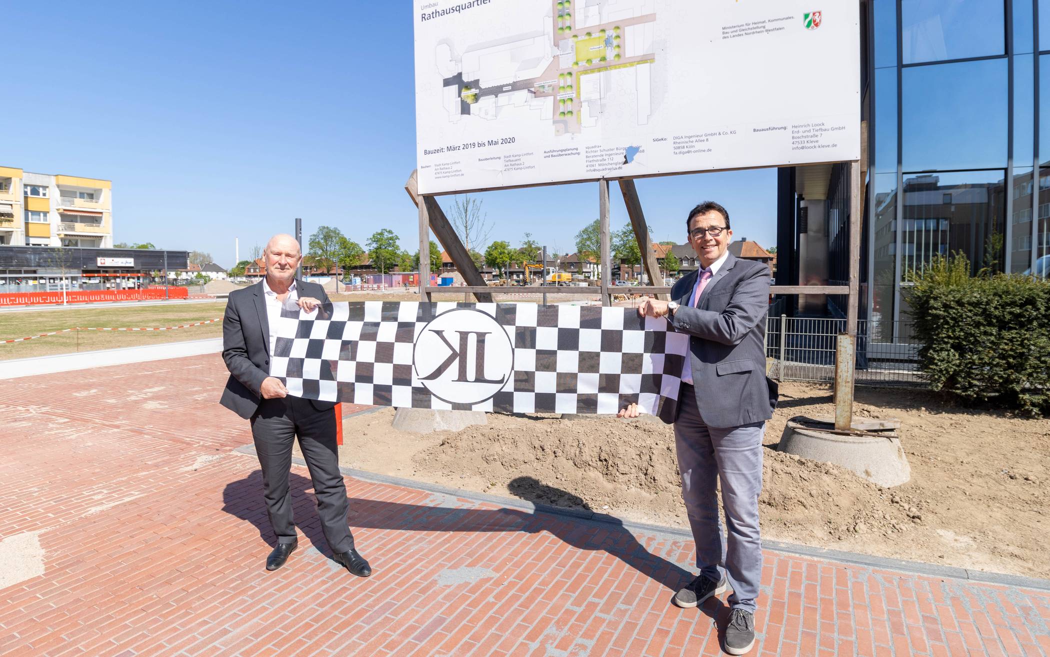 Hermann Tecklenburg und Bürgermeister Prof. Dr. Christoph Landscheidt mit dem designten Karl<amp/>Leo Logo, das auch auf dem Gebäude zu finden sein wird.