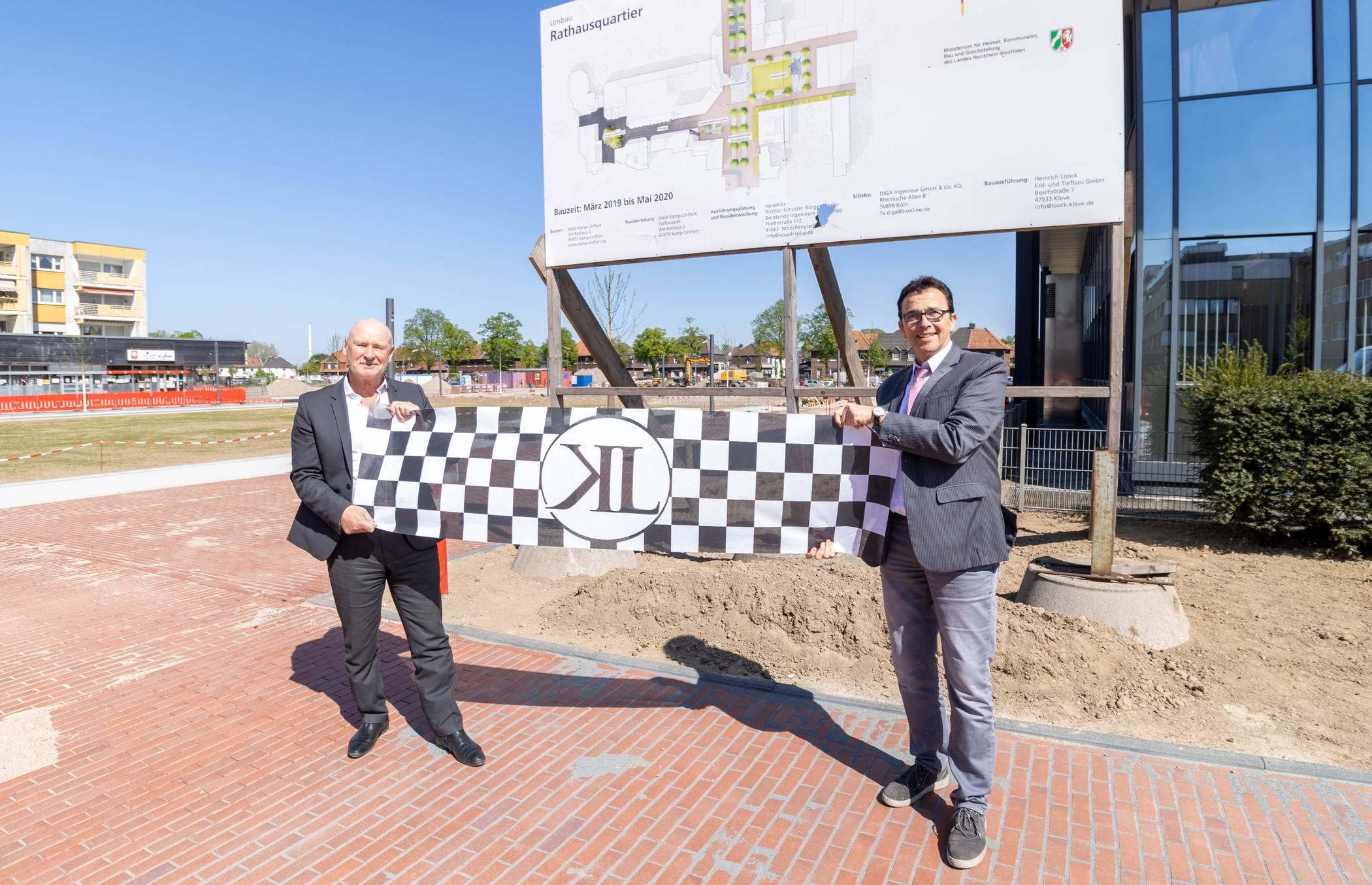 Hermann Tecklenburg und Bürgermeister Prof. Dr. Christoph Landscheidt mit dem designten Karl Leo Logo, das auch auf dem Gebäude zu finden sein wird.