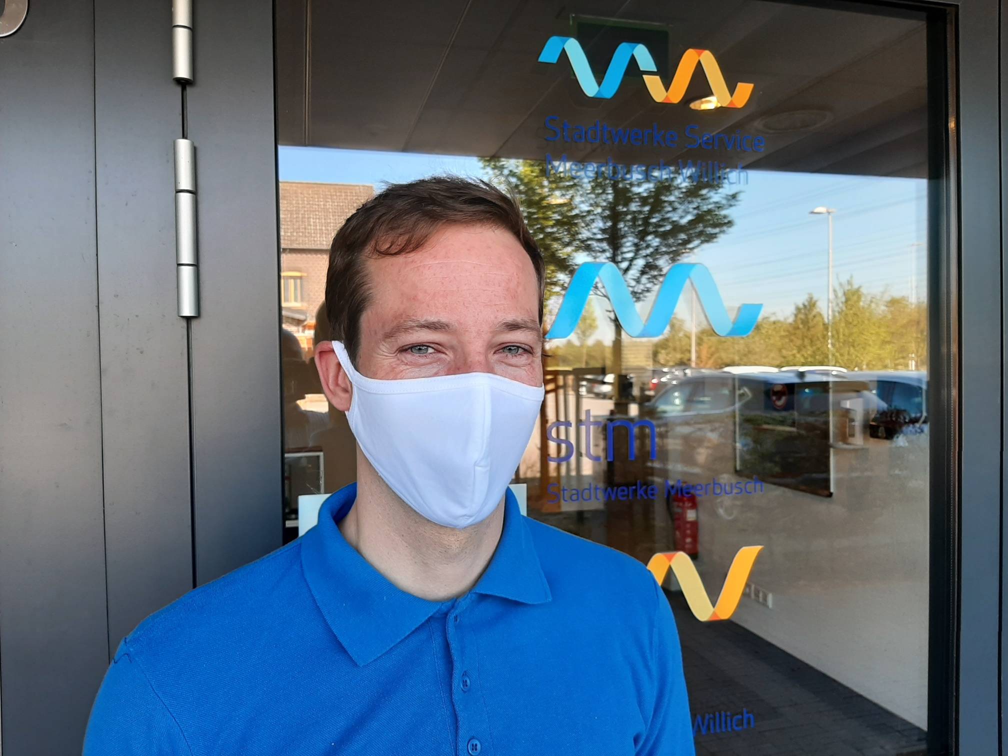  Mitarbeiter Pablo-Manuel Lopez-Niedenhoff hat sich schon sichtlich mit dem Tragen einer Maske angefreundet. 