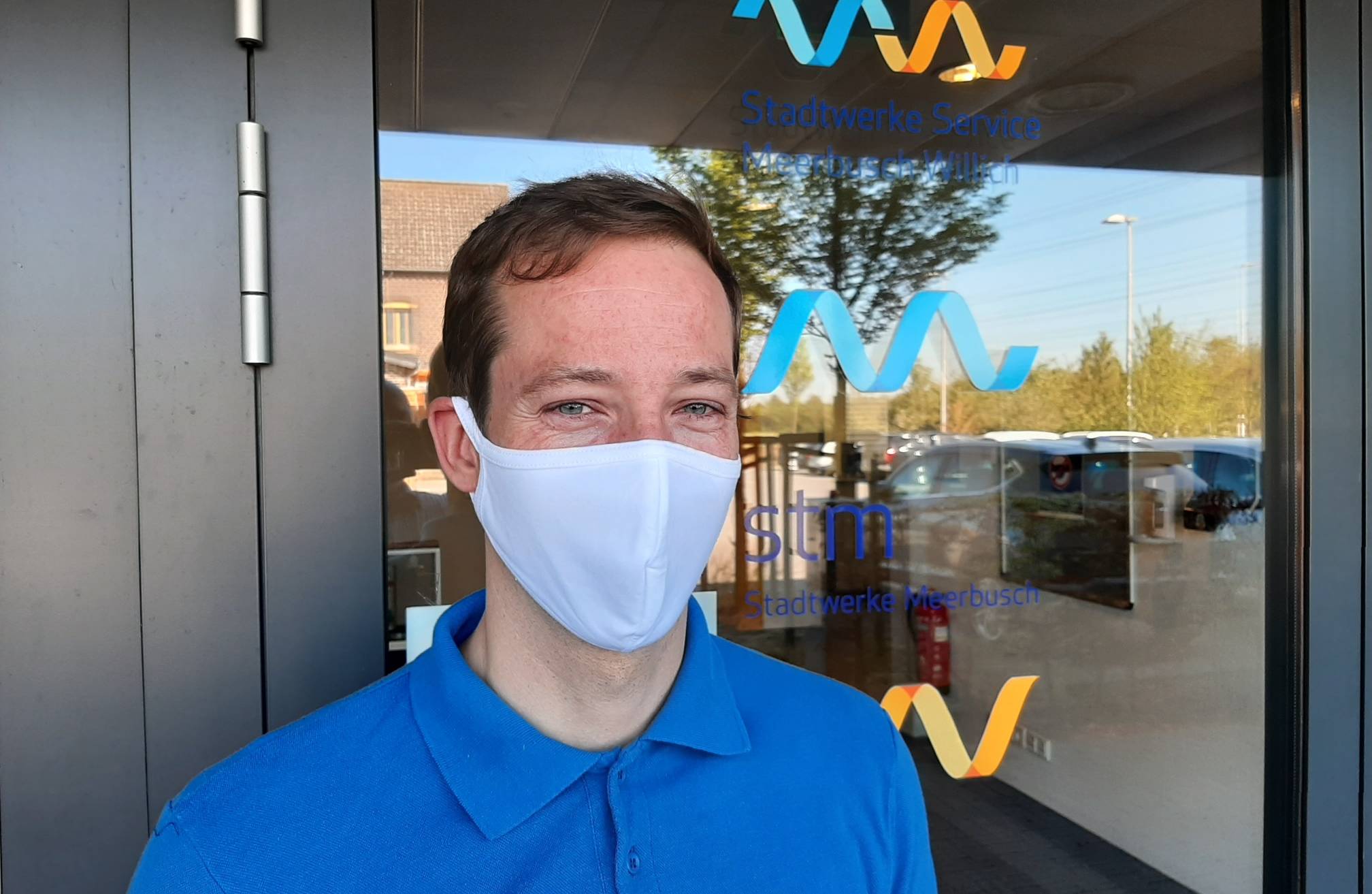 Mitarbeiter Pablo-Manuel Lopez-Niedenhoff hat sich schon sichtlich mit dem Tragen einer Maske angefreundet.