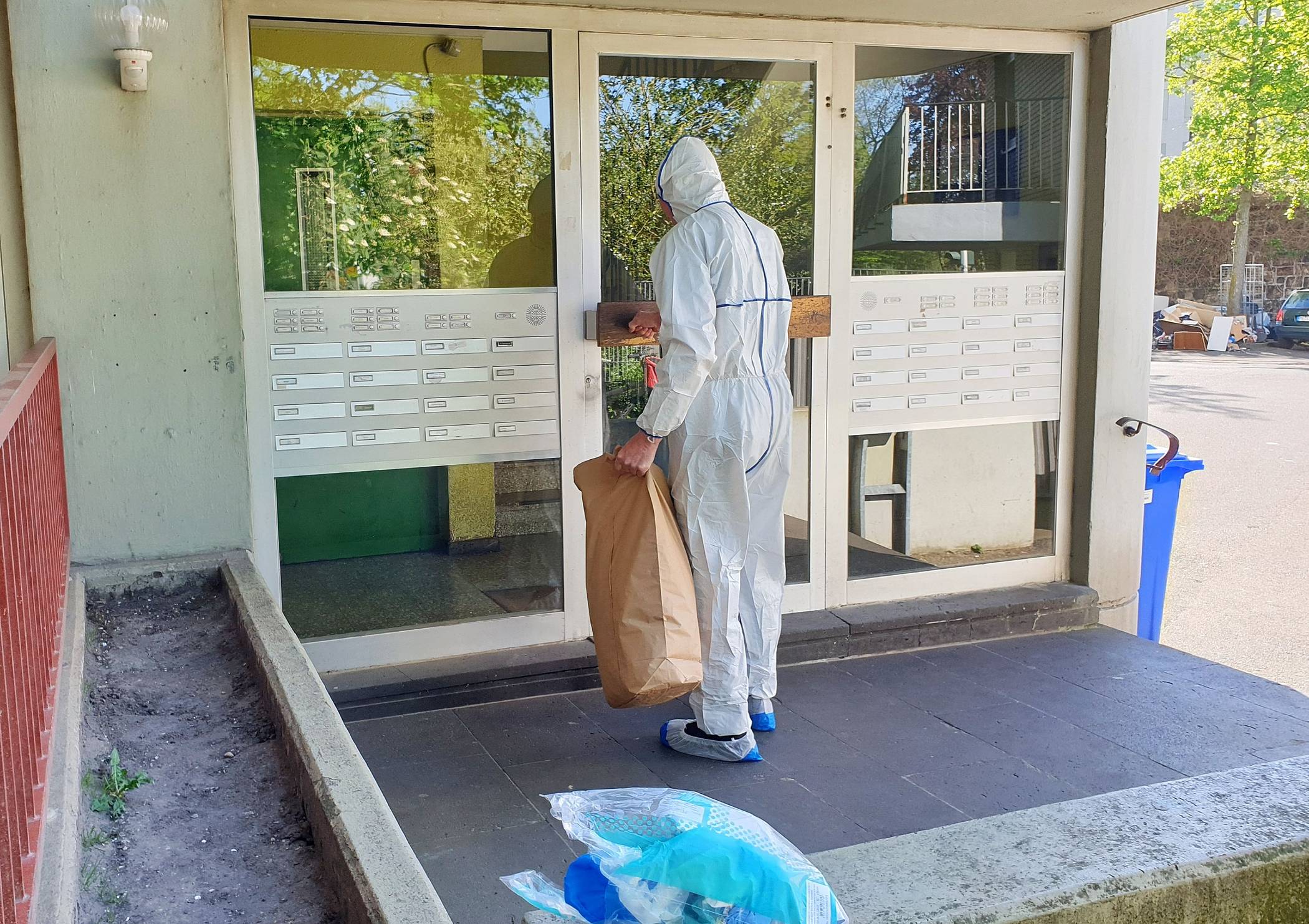 Die kriminaltechnische Untersuchung in der Wohnung der Familie und die weiteren Ermittlungen dauerten die ganze Nacht an.