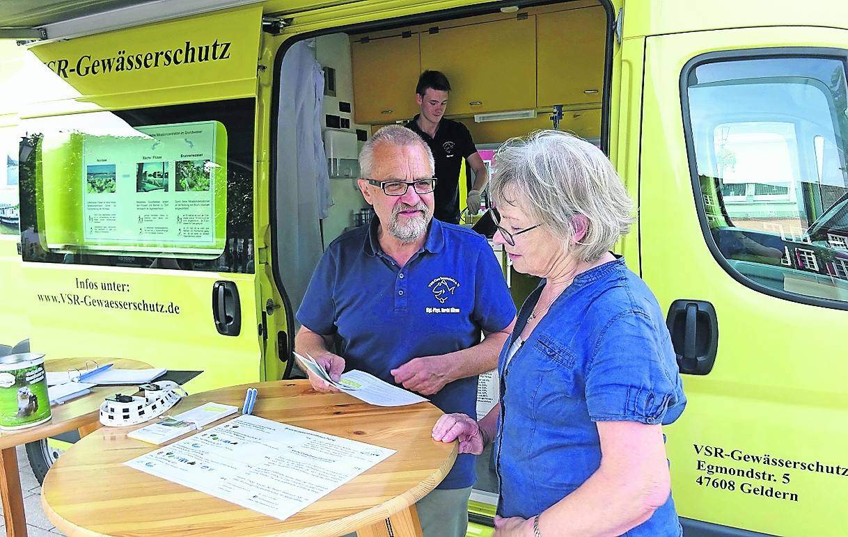 Harald Gülzow (links) im Gespräch mit einer Brunnennutzerin.