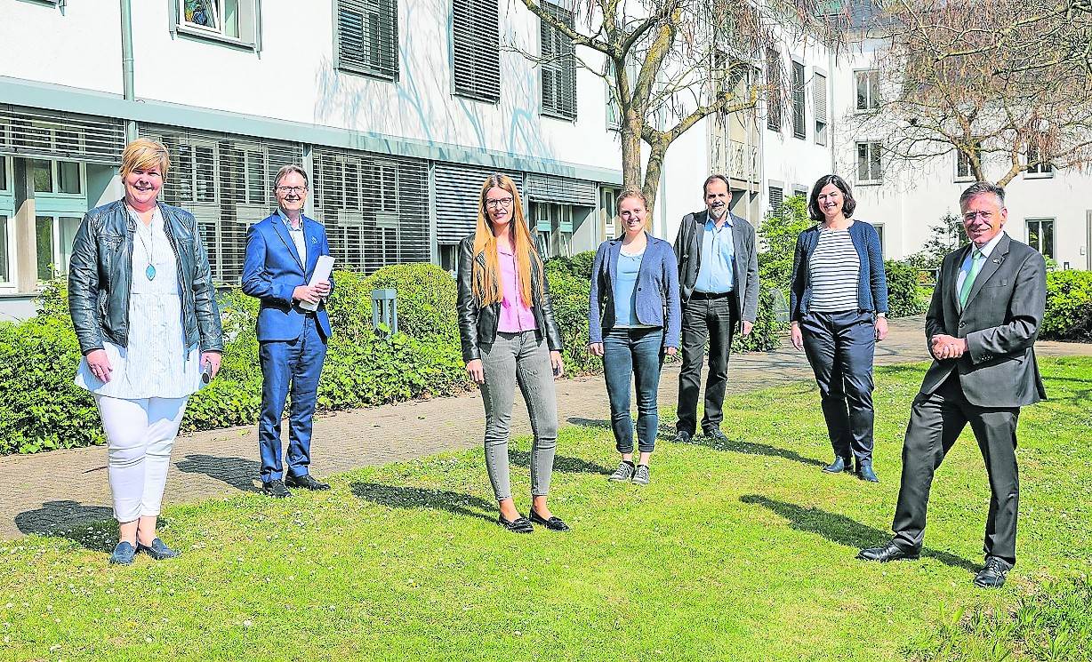 v.l.: stellvertretende Personalamtsleiterin Sabine Floryszak, Gesundheitsdezernent Karsten Mankowsky, Maike Poick, Andrea Ritzert, Markus Morawietz, Heike Loosen mit Landrat Hans-Jürgen Petrauschke.