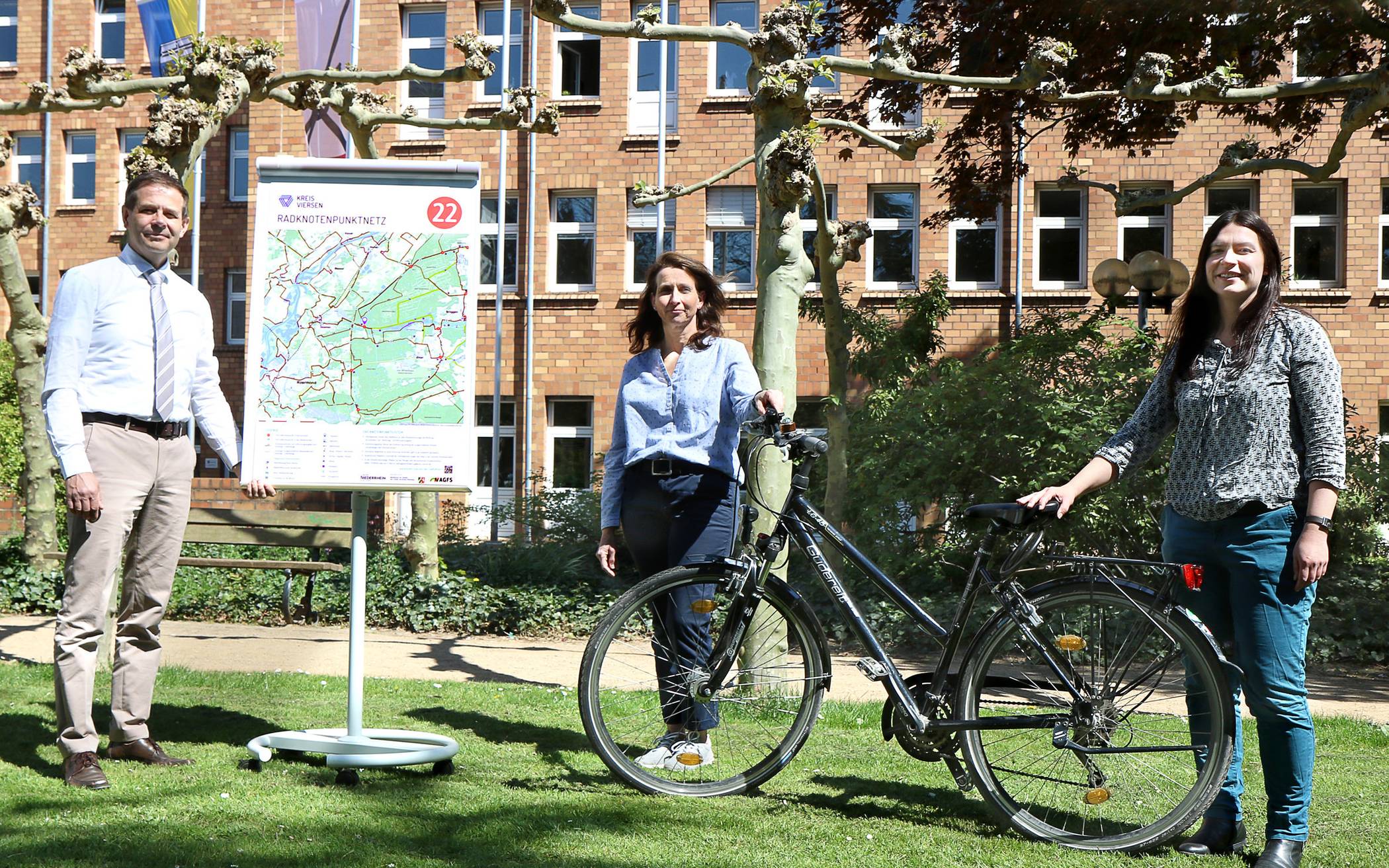 Andreas Budde, Dezernent für Planen, Bauen und Umwelt stellt mit seinen Mitarbeiterinnen Anke Faßbender und Sandra Sieg (v.l.n.r.) die neue Infotafel für das Radknotenpunktnetz vor.