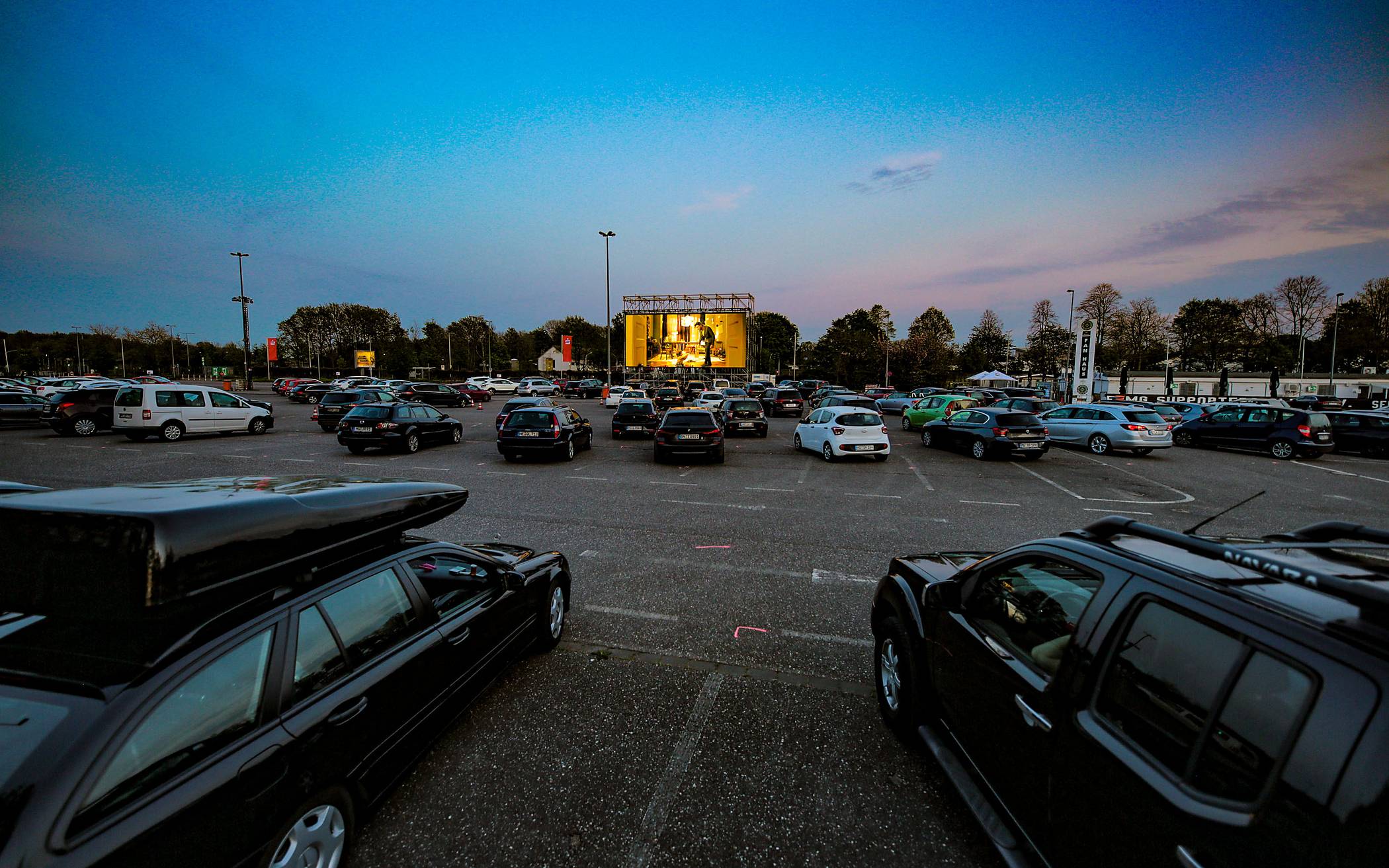 Mit zwei Konzertfilmen wird der Mai im Sparkassen Cinedrive im Nordpark hupend begrüßt.