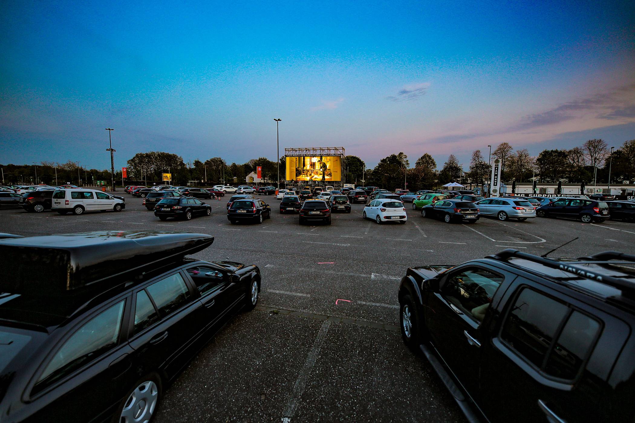 Mit zwei Konzertfilmen wird der Mai im Sparkassen Cinedrive im Nordpark hupend begrüßt.