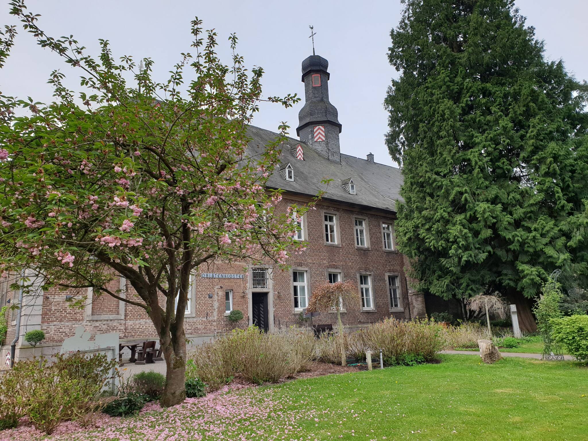 Auf der Klosterwiese und in der Klosterkirche mit begrenzter Personenzahl, können Gläubige wieder an Gottesdiensten teilnehmen.