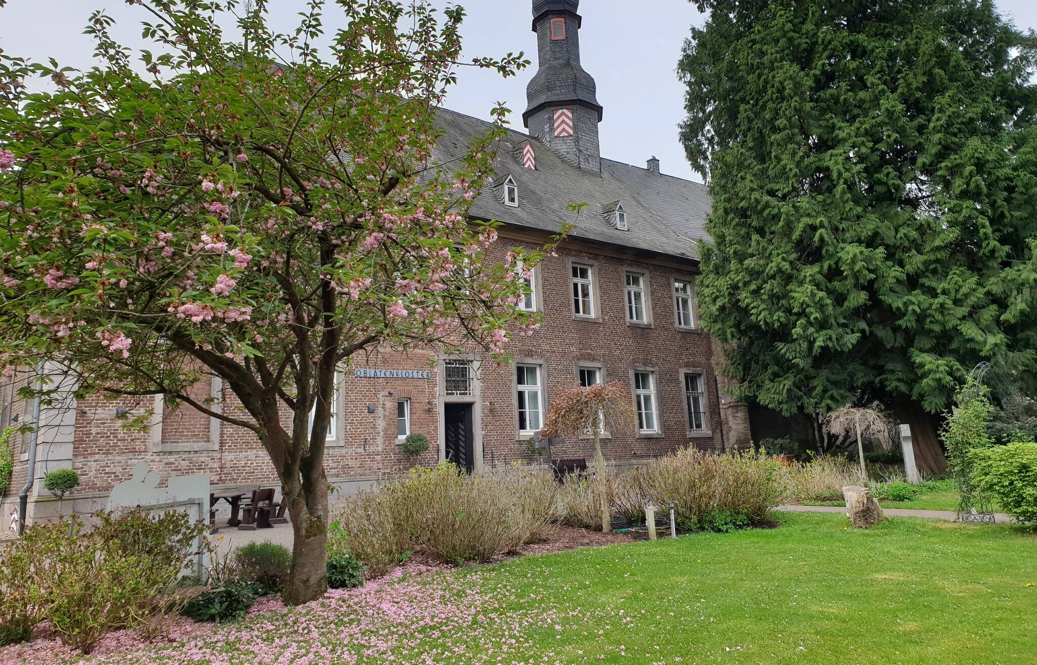 Auf der Klosterwiese und in der Klosterkirche mit begrenzter Personenzahl, können Gläubige wieder an Gottesdiensten teilnehmen.