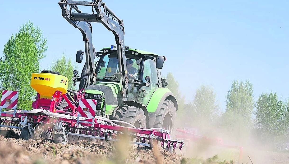 Landwirt Jürgen Hilgers bei der Einsaat.
