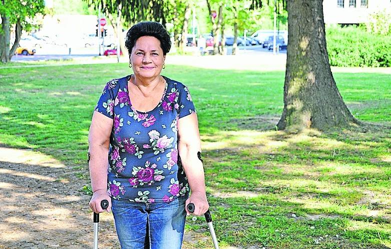 Nach einer Knie-OP ist Tatjana Martin endlich schmerzfrei. Jetzt macht sie regelmäßig ihre Spaziergänge im nahe gelegenen Park.