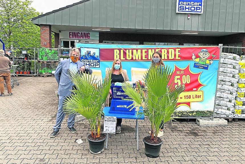 Karl Sasserath vom Arbeitslosenzentrum nahm in der centershop-Filiale in Rheydt Mund- und Nasenschutzmasken in Empfang.