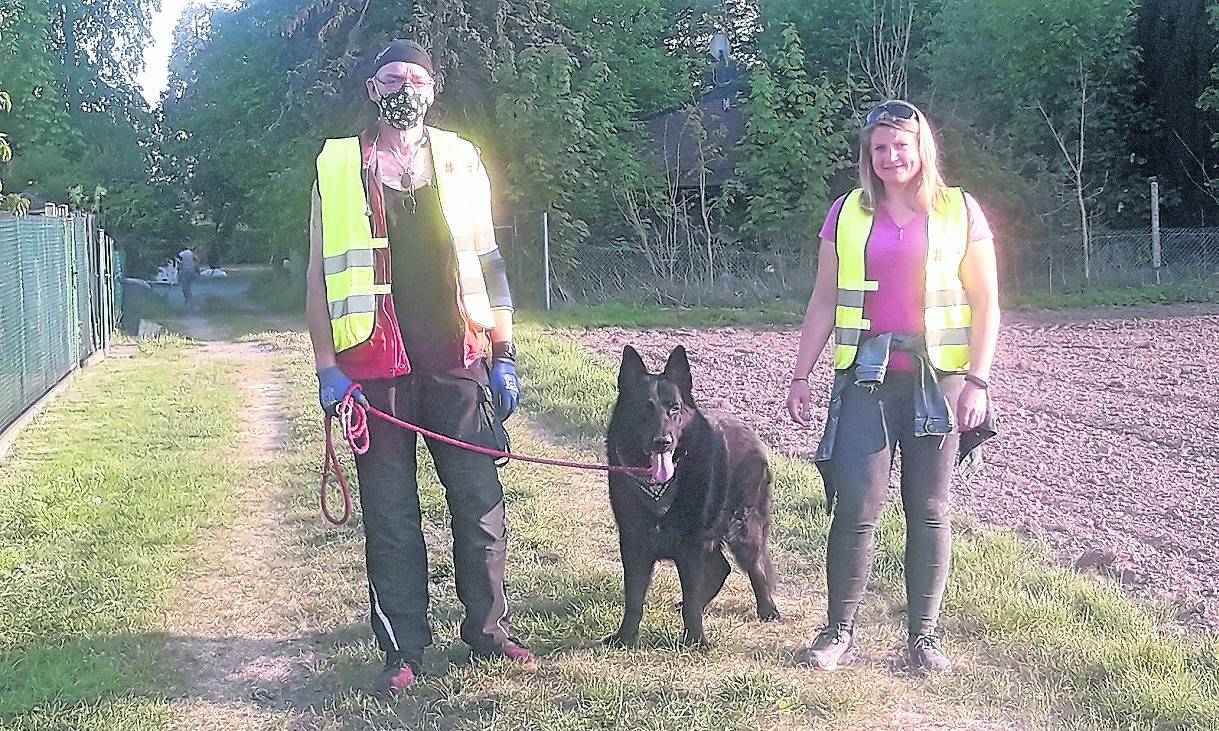 Gassi gehen ist eines der Angebote der Initiative „#ZusammenSchaffenWirDas“. Rainer Lodes und Svenja Theißen gehen hier gerade mit Lennox spazieren.