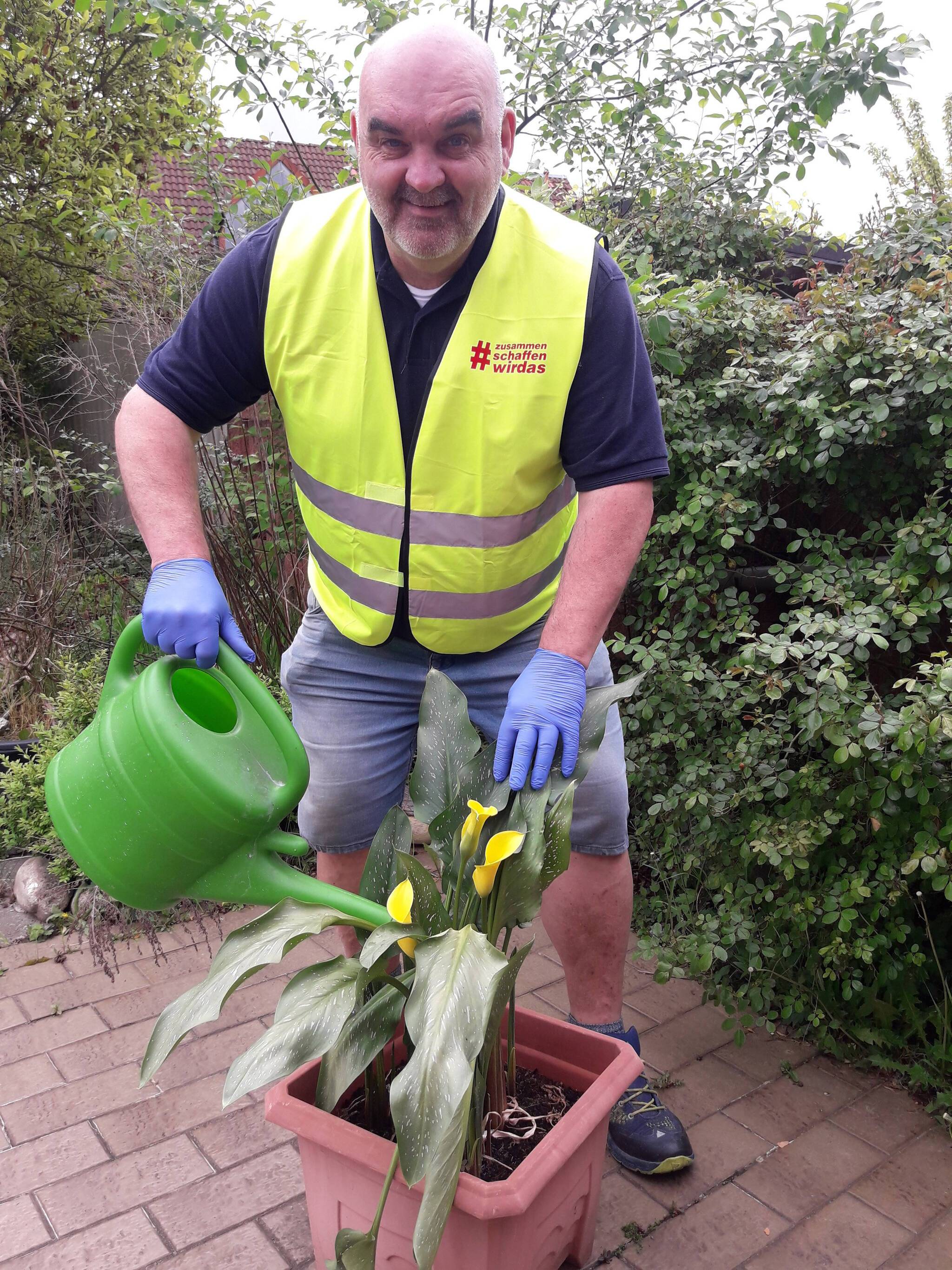  Auch Blumen gießen oder Gärten wässern gehört zum „Repertoire“ der Speicker Hilfsinitiative – wie Markus Effertz hier beweist. 