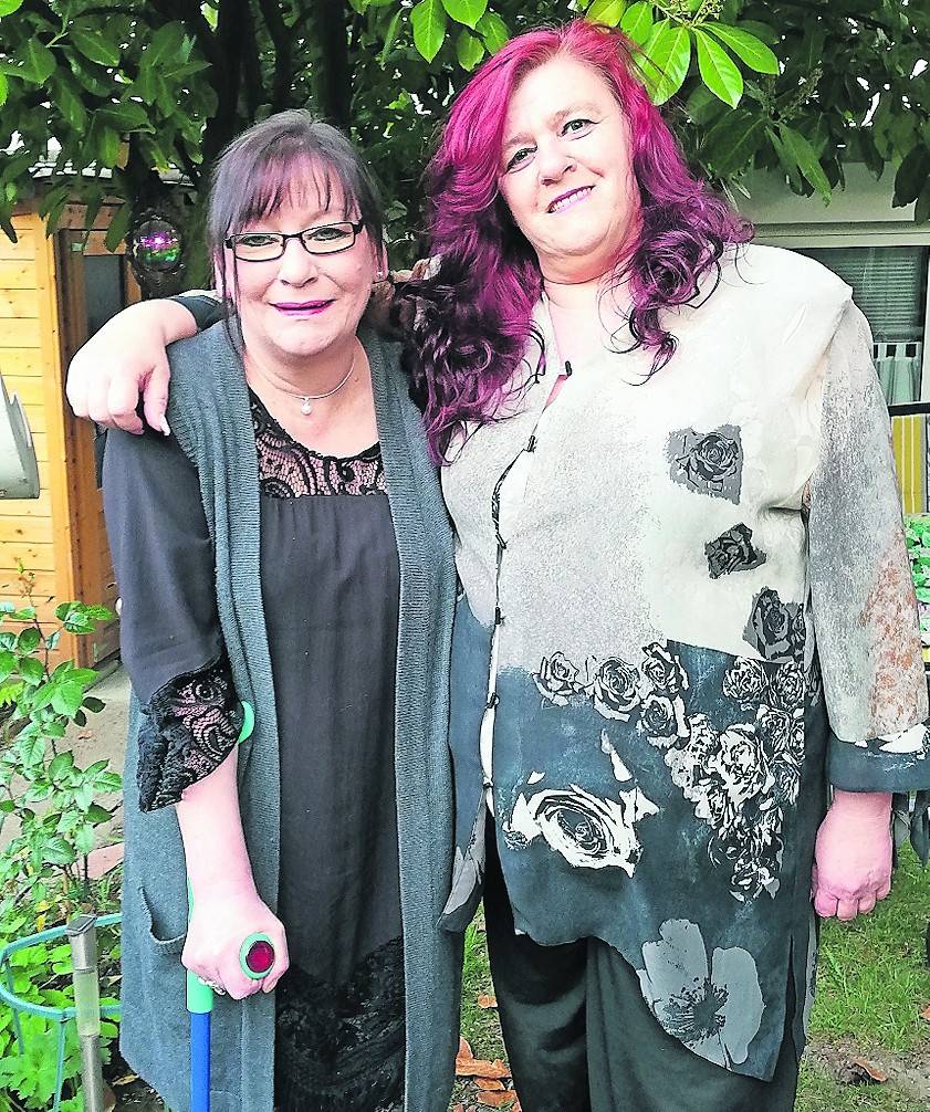 „Meine Verwandten leben in Soest, mein Sohn in Aachen“: Gabriele Huys (l.) bekommt seit vielen Jahren Hilfe von Freundin Susanne Dregereit – jetzt ganz besonders.