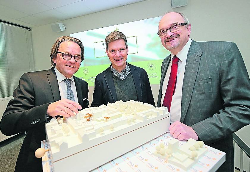 Baudezernent Dr. Gregor Bonin, Architekt Stefan Schrammel und Kulturdezernent Dr. Gert Fischer präsentieren das Modell der Zentralbibliothek der Zukunft.