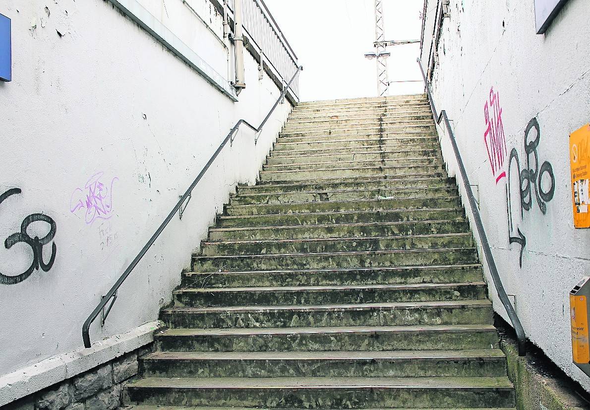  Von barrierefrei ist der Rheydter Bahnhof weit entfernt. Für den Bau von Aufzügen und einem Blindenleitsystem konnte bei den Ausschreibungen noch kein Bieter gefunden werden. 