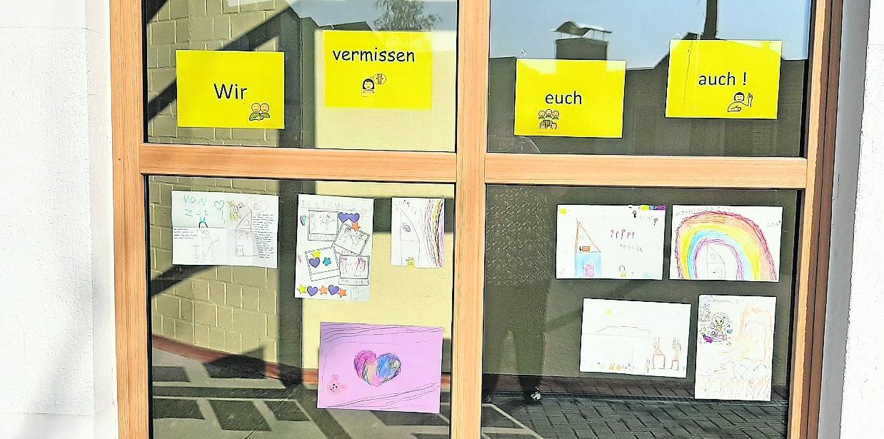 Am Eingangsbereich eines Kindergarten steht groß zu lesen: „Wir vermissen euch auch“. Foto. Stadt