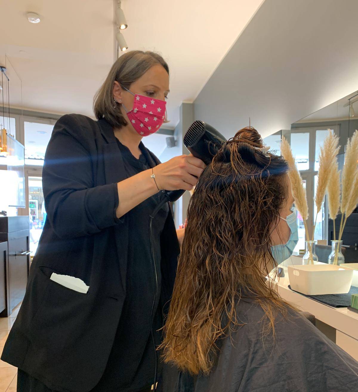 Geht auch mit Maske: Friseurbesuch in