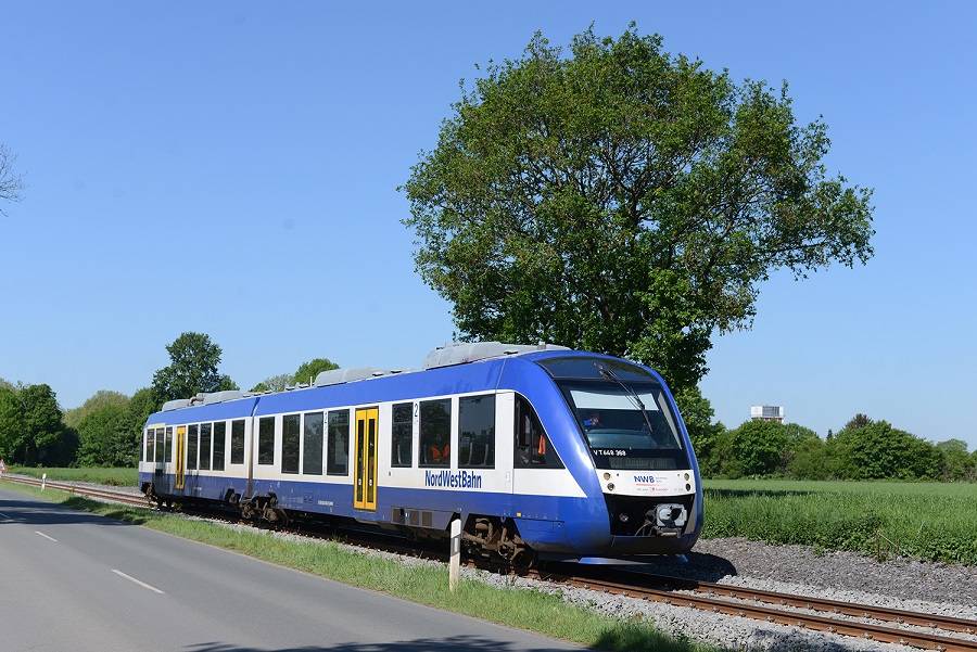 LINT 41 Triebfahrzeug der NordWestBahn auf der Gleistrasse neben der Haarbeckstraße. Im Hintergrund sieht man den Förderturm von Schacht 1.
