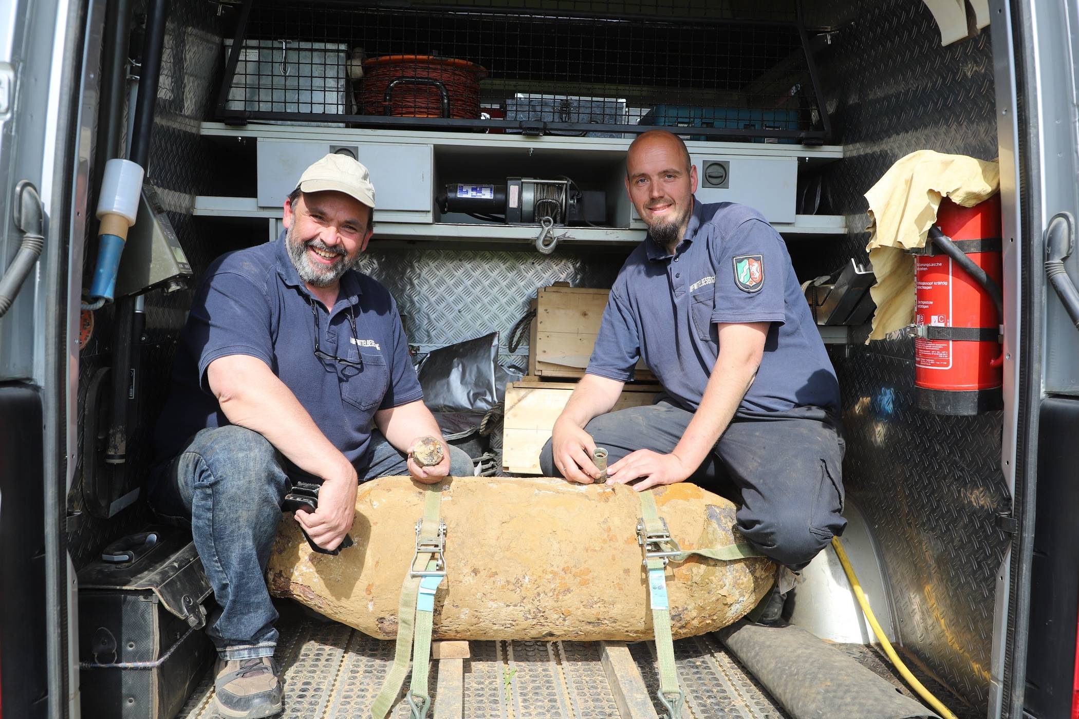  Dirk Putzer (links) und Markus Schmitz vom Kampfmittelbeseitigungsdienst mit der entschärften Weltkriegsbombe. 