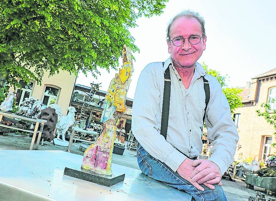Prof. Thomas Virnich mit seiner handbemalten Bronzeplastik „Turm zu Babel“. Sie wird zugunsten der Obdachlosenhilfe des SKM verkauft.