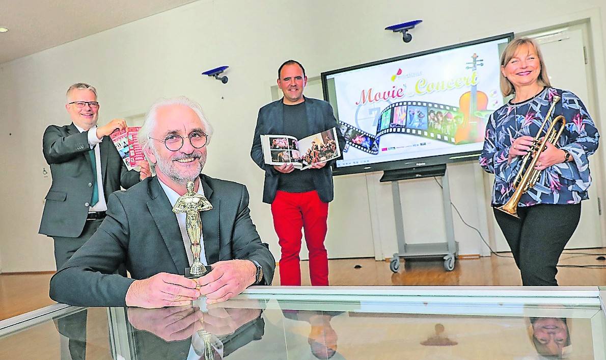  Freuen sich auf die Filmpremiere der „Movies in Concert“ am 15. Mai im starpac Autokino (v.l.): Udo Koch von der Sparkasse Mönchengladbach, Christian Malescov, Leiter der Musikschule, Markus Brinkmann vom Comet Cine Center und Annette Bauernfeind-Gormanns, stellvertretende Leiterin der Musikschule. 