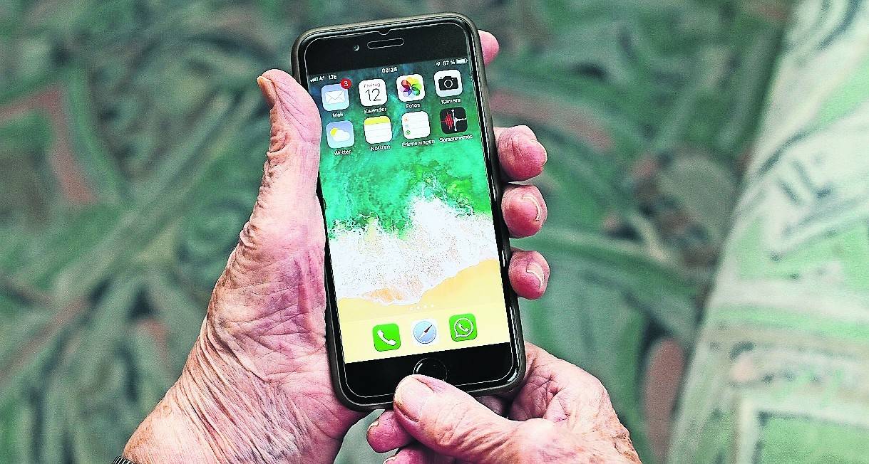 Gegen Einsamkeit kann auch ein Videoanruf helfen. Wie das funktioniert, zeigt ein Kurs der VHS Meerbusch.