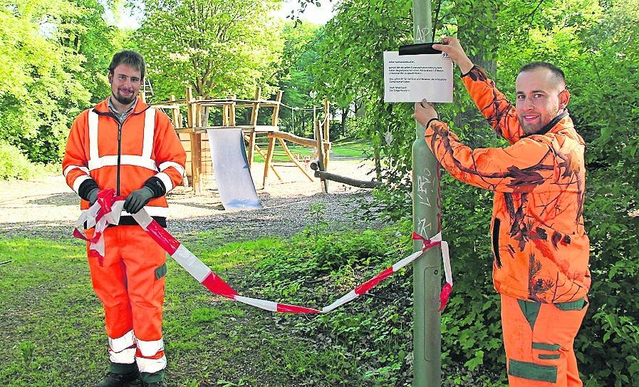  Auf den städtischen Spielplätzen in Osterath und Strümp sind Christian Weyers (l.) und Jacob Plochinger vom Bauhof der Stadt Meerbusch im Einsatz. 