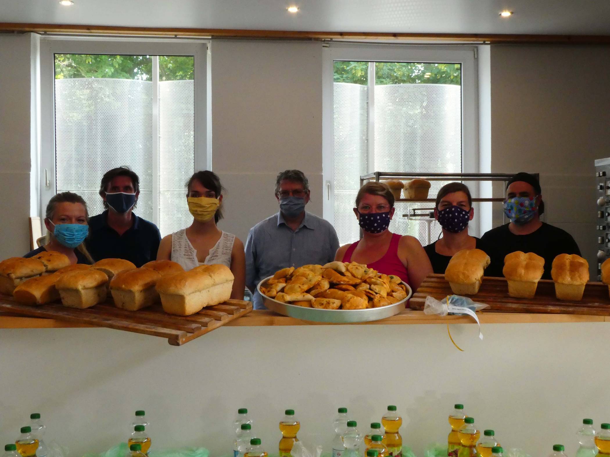  Backen für den Gabenzaun: Barbara Rütten, Sozialpädagogin bei Netzwerk e. V., Rainer Wassong, Leiter ATZ, Isabel Augustin und Sandra Breitschwerdt, Sozialpädagoginnen ATZ, Rebecca Könen, Gesangslehrerin, Viktor Cortis, Koch, (v. l,) in der Mitte: Karl Sasserath, Leiter ALZ. 