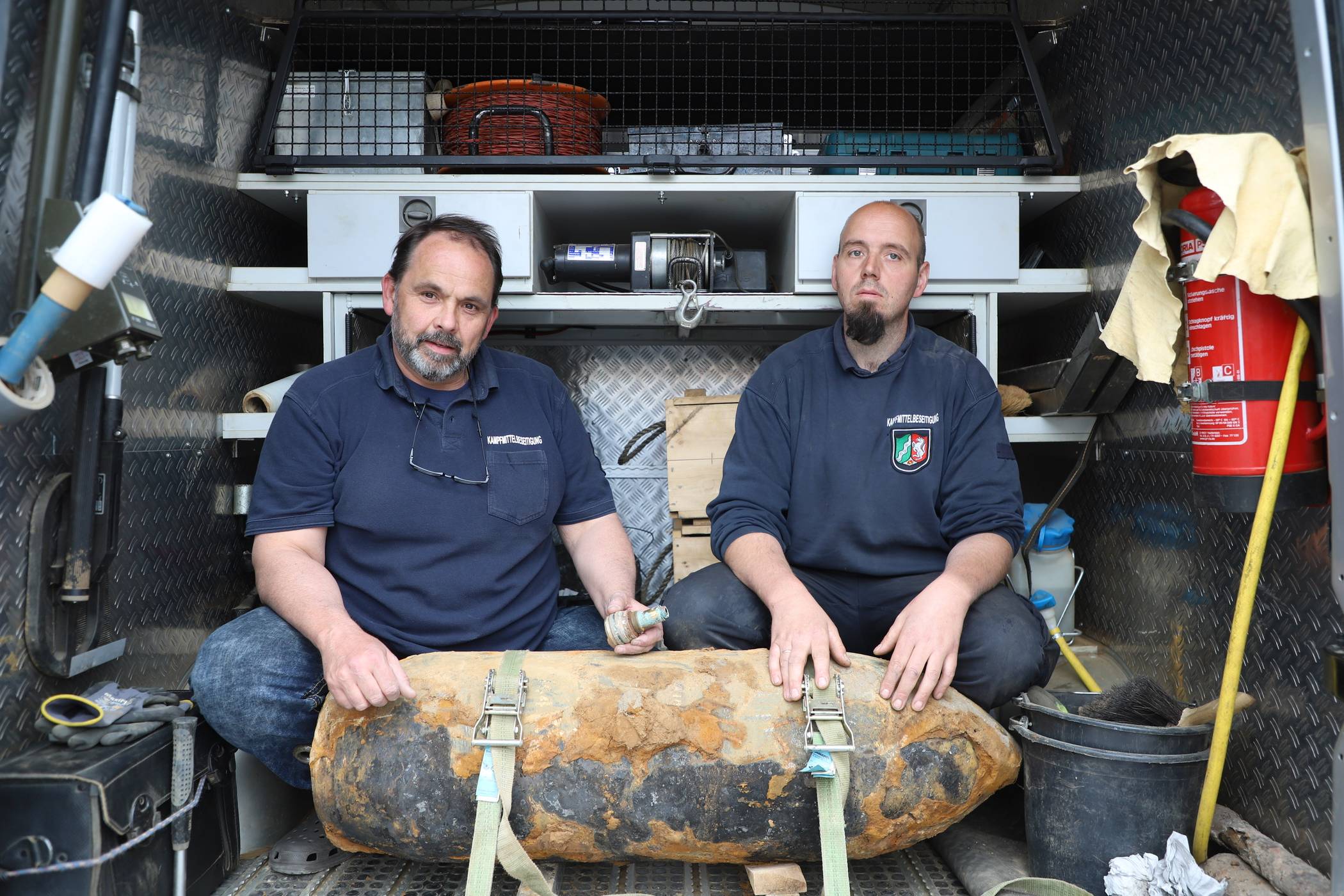  Dirk Putzer (links) und Markus Schmitz vom Kampfmittelbeseitigungsdienst mit der entschärften Weltkriegsbombe. 