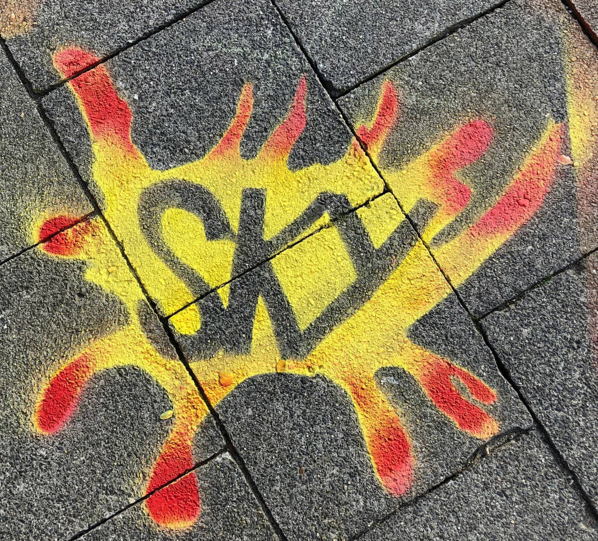  In ganz Eicken sind solche SKY-Logos versteckt. Wer sie findet, kann tolle Preise gewinnen. 