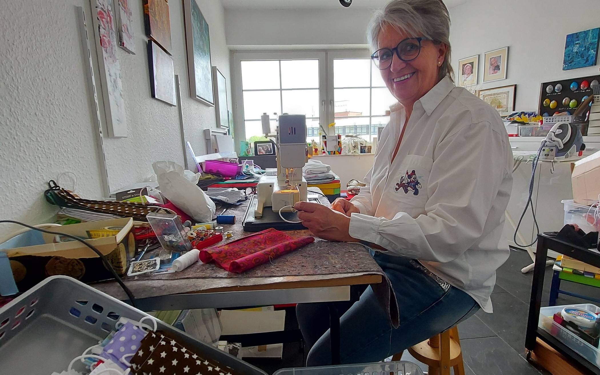 Ingrid Stermann bei der Arbeit: Der Erlös der verkauften Masken kommt bedürftigen Kindern und Jugendlichen zu gute.