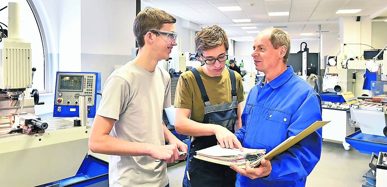 Die Betriebe sollten die Ausbildung junger Menschen in der Corona-Krise stärken. Daran appellieren die Spitzen von Kreis, Kammer und Kreishandwerkerschaft.