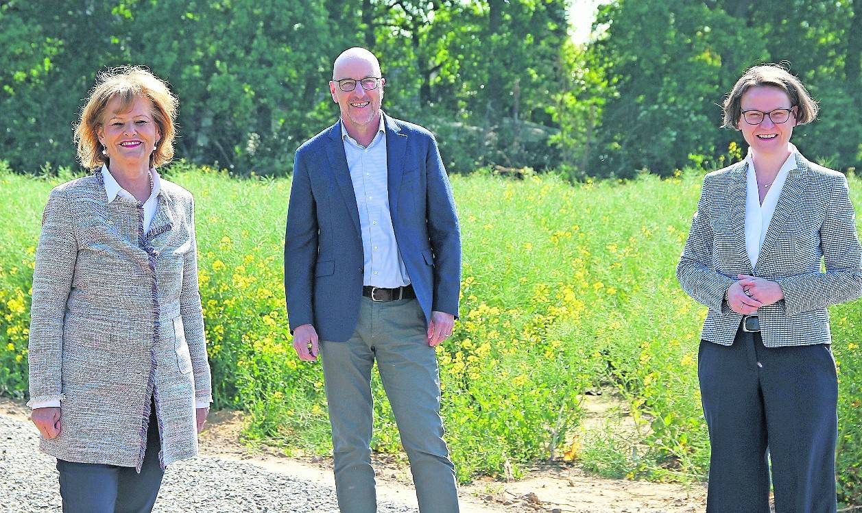  Entspannter Spaziergang am Kamperweg: (v. r.) Ministerin Ina Scharrenbach, NRW.URBAN-Geschäftsführer Ludger Kloidt und Bürgermeisterin Angelika Mielke-Westerlage. 