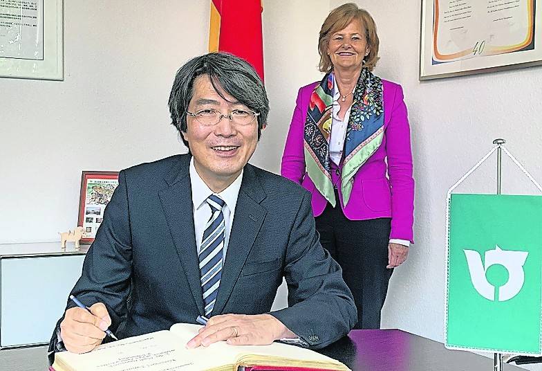 Ehrensache: Auf Einladung von Bürgermeisterin Angelika Mielke-Westerlage trug sich Kiminori Iwama ins Goldene Buch der Stadt Meerbusch ein.