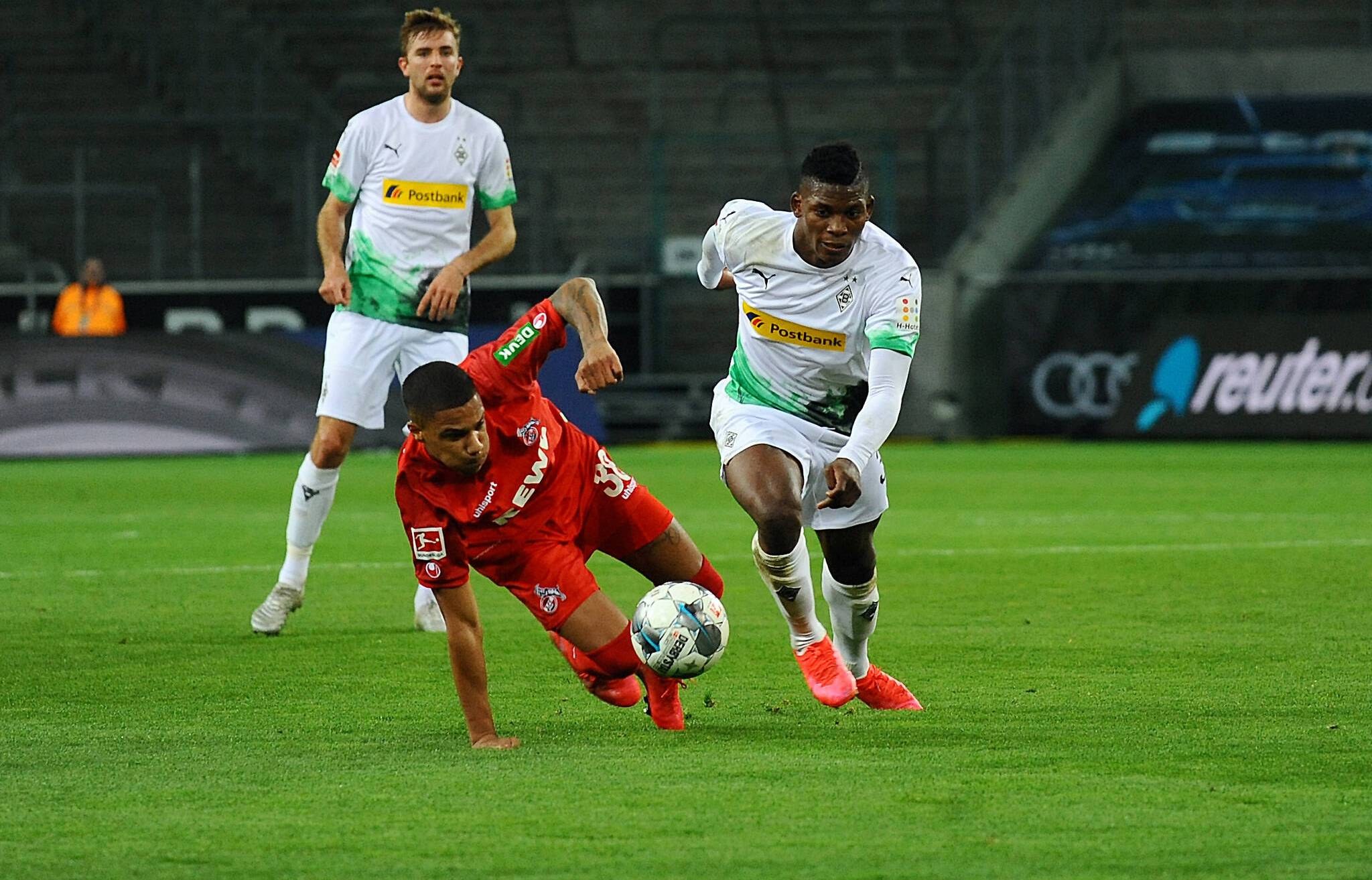 Breel Embolo (rechts) wurde im ersten Geisterspiel der Bundesliga-Historie zum Matchwinner. Gegen Frankfurt dürfte er – im Gegensatz zu Christoph Kramer (hinten) – erneut zur Startformation gehören.