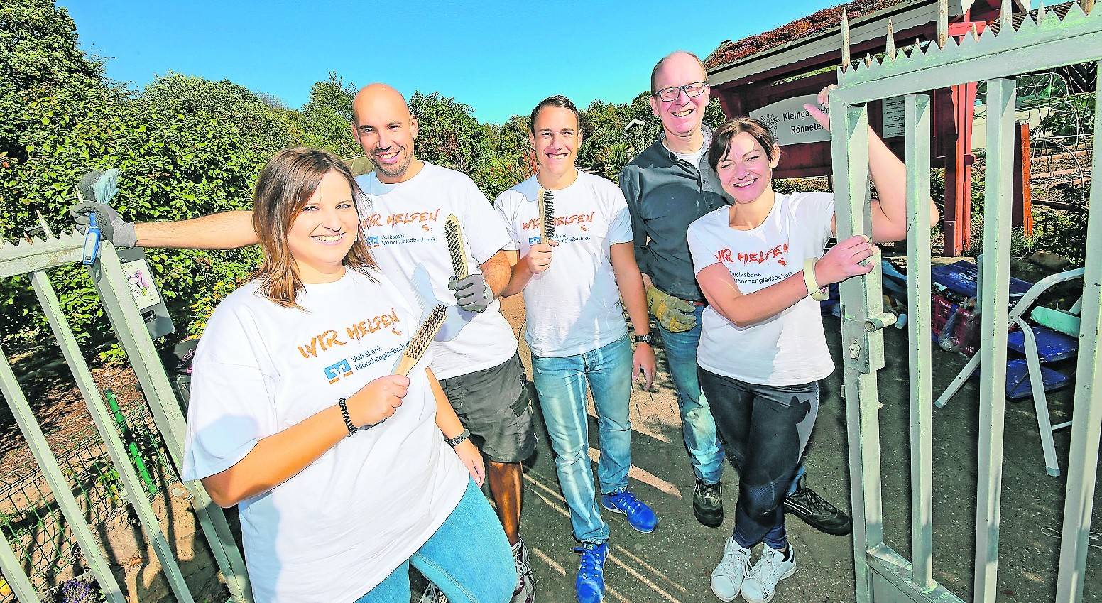 Im Kleingartenverein Rönneter packte auch Volksbank Vorstand Franz Dierk Meurers (2.v.r.) kräftig mit an.