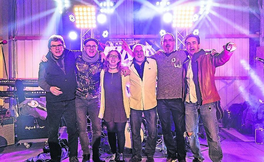 Die Mitglieder der Partyband FINE haben von zu Hause aus einen neuen Song geschrieben: „Bottoms up! To Love! To life!“