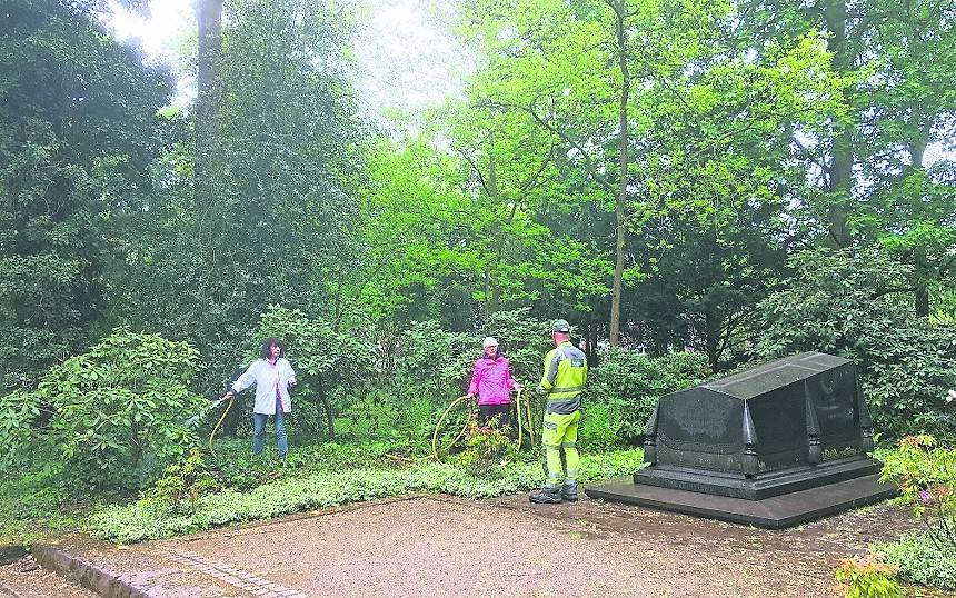  Mit Schläuchen „bewaffnet“, kümmern sich Mitglieder des Fördervereins „Netzwerk Bunter Garten“ um die Bepflanzung. 