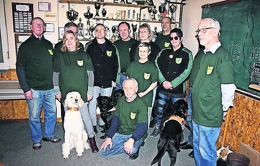  Die blinden Schützen mit ihrem Trainer: Walter Brüne, Charles Gutowski, Adam Kansy, Horst Schulz, Claudia Schulz, Toni Santos, Alexa van Wijk, Renate Winkelmann, Carmen Hommen, Helmut Haile, Uwe Behrendsen und Hans Engels sowie die Hunde Brasil, Odin, Baily und Injan. 