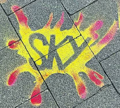 In ganz Eicken sind SKY-Logos aus Kreide versteckt.