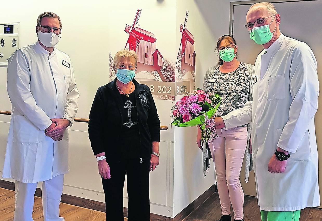 Die Behandlung von Helga Barian ist die 400.000ste, die seit Einführung der Krankenhaus-EDV im St. Irmgardis-Krankenhaus durchgeführt wurde. Ihr gratulierten die Chefärzte Dr. Ulrich Bauser (l.), Pflegedirektorin Britta Gruhn (im Hintergrund) und Dr. Christian Maciey (r.).