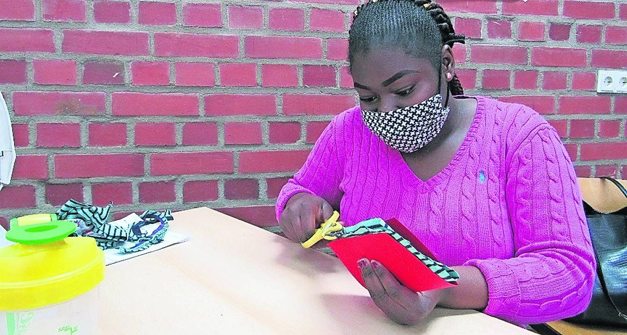 Eine Schülerin stellt Mund-Nase-Masken her.