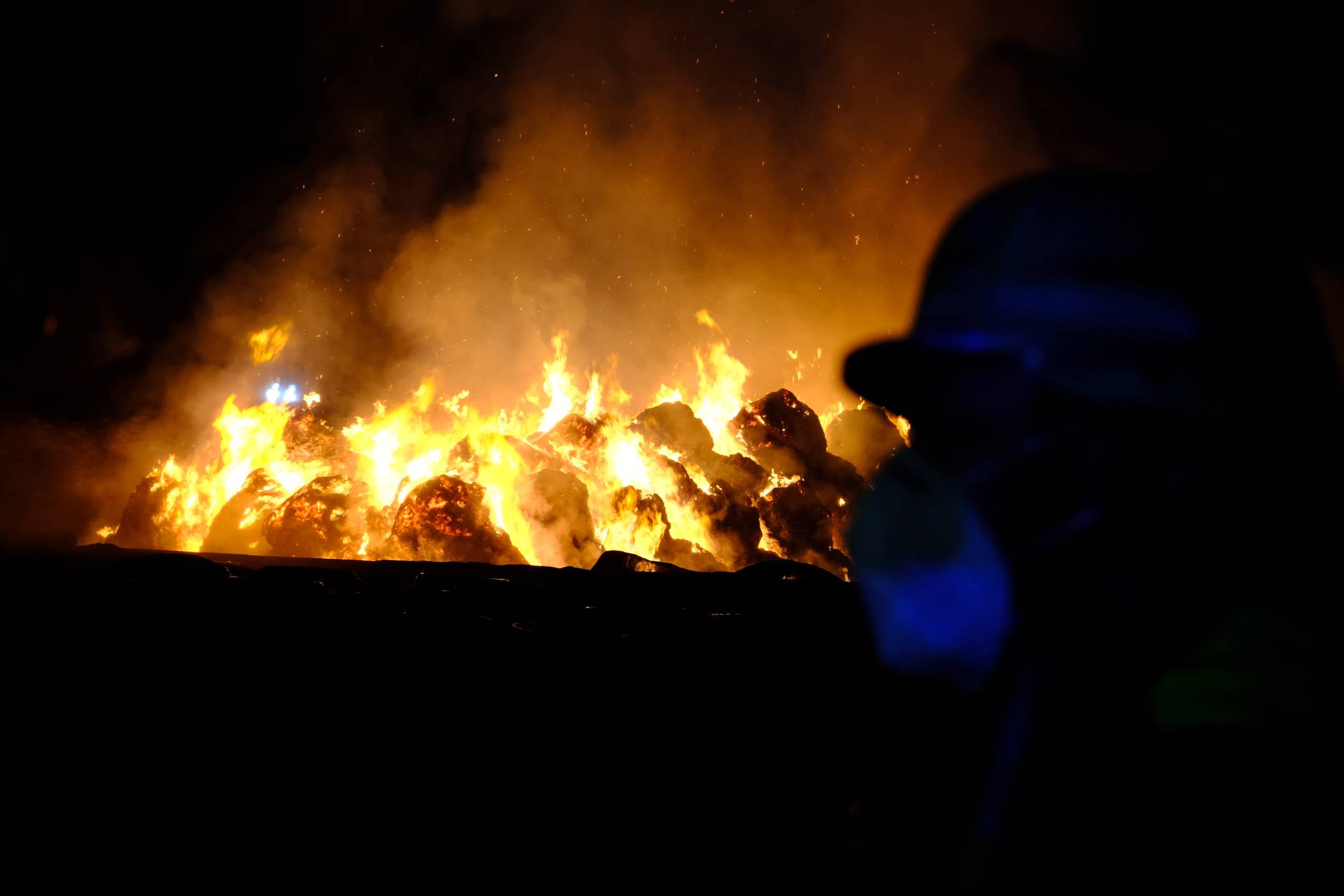 Feuerwehr im Einsatz: Hüls: 200 Strohballen in Brand