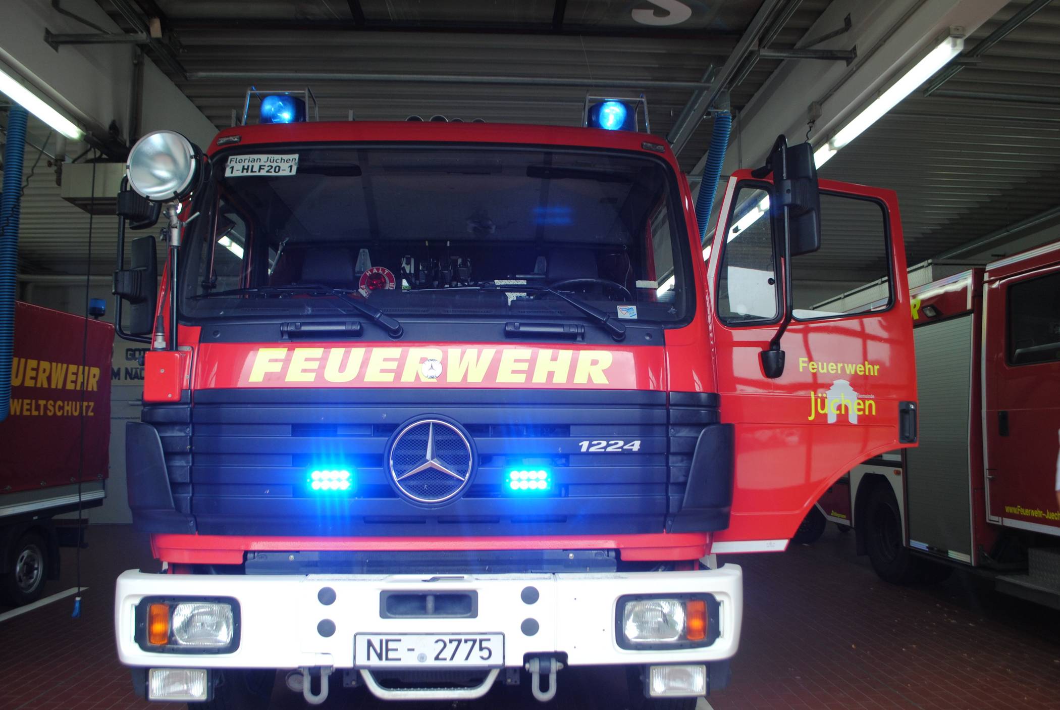 Hüls:: Unbekannte zündeten Sperrmüll an